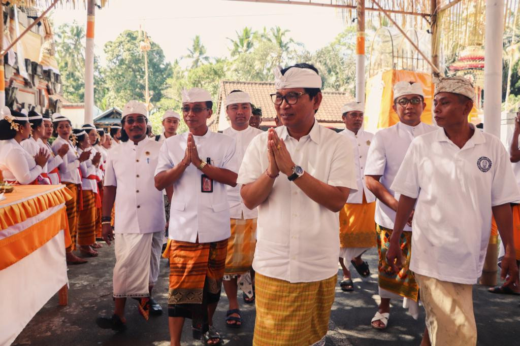 Sekda Adi Arnawa Hadiri Karya Tawur Balik Sumpah Pura Dalem Suargan Bongkasa